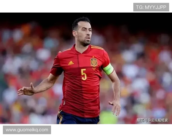 足球巨星背后的故事:从草根到世界舞台的传奇历程