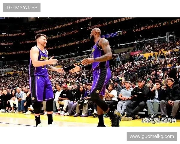 湖人鏖战太阳全场激烈对攻双方核心球星轮番上演高光时刻